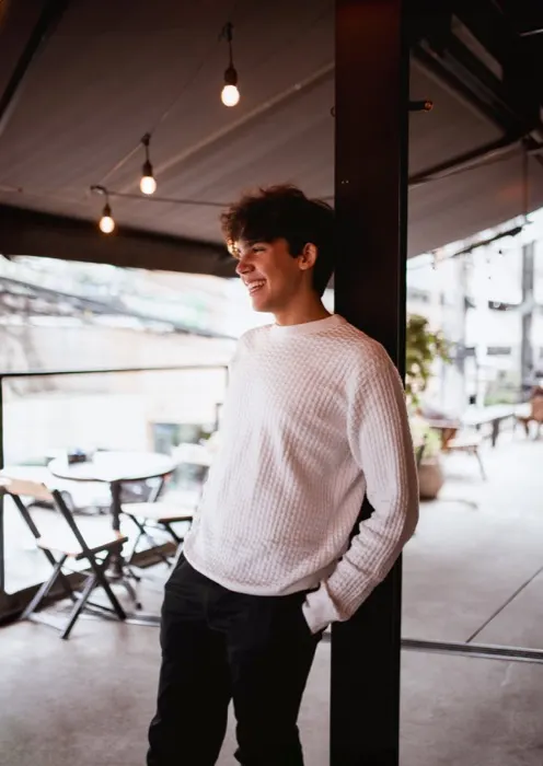 Arthur Endy sorrindo em ambiente descontraído