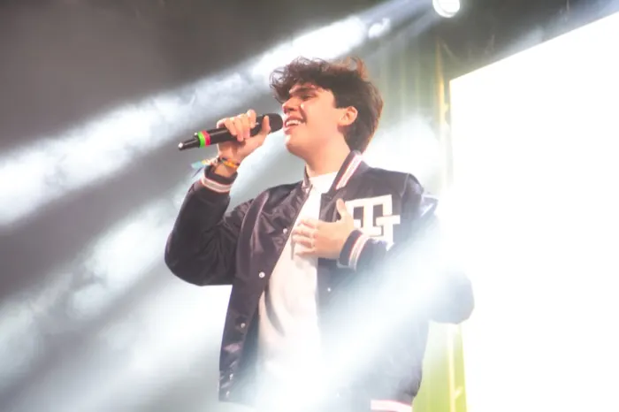 Arthur Endy cantando no palco