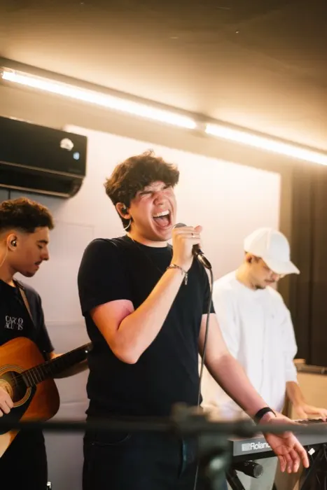 Arthur Endy em ensaio com a banda