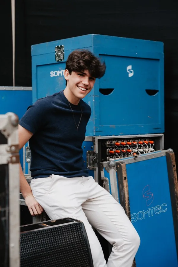 Arthur Endy sorrindo nos bastidores de um show